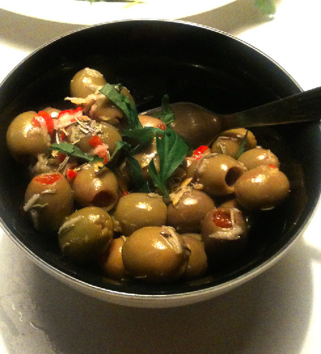 Pimpade oliver med citron och rosmarin