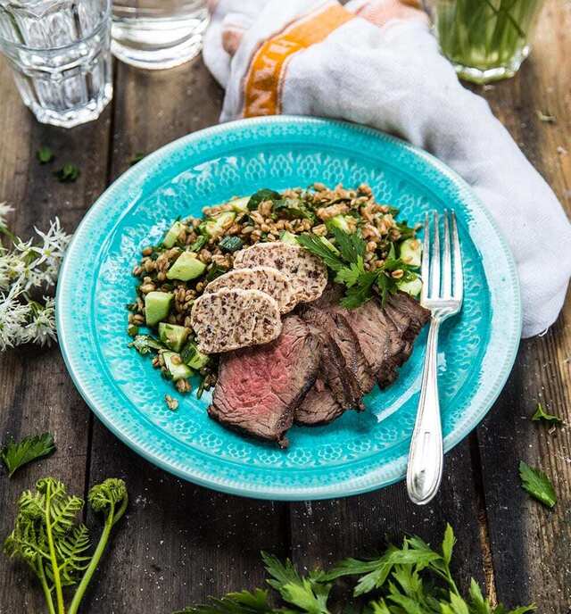 Grillad rostbiff med korvsmör och matvetesallad