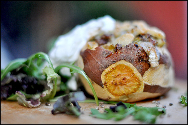 Bakad sötpotatis med köttfärsfyllning & chevré