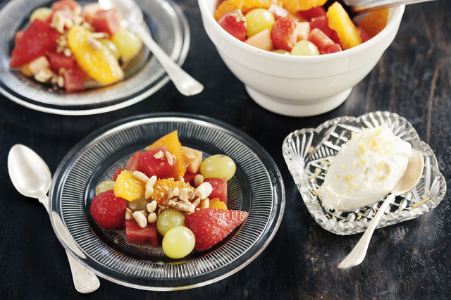 Fruktsallad med mascarponekräm och rostade nötter