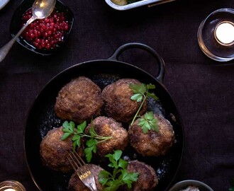 Älgfärsbiffar med ett helt magiskt gott trattkantarellsmör till. Samt hasselbackspotatis, grönkål och rårörda lingon.