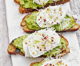 Toast med avokado, burrata och pecorino