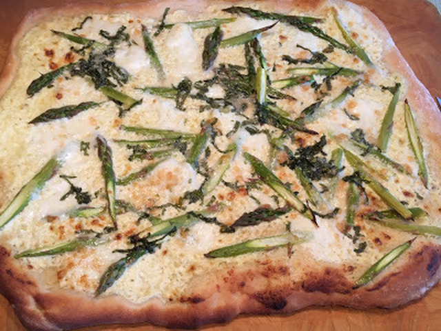 Grön sparrispizza