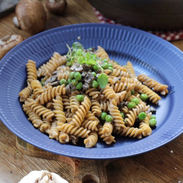 Pasta med ärtor och champinjonsås