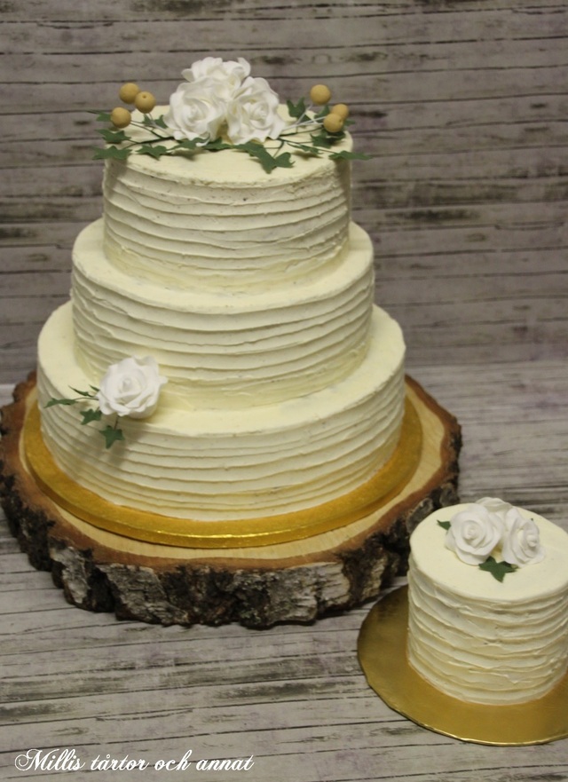 Bröllopstårta med murgröna och guldpärlor