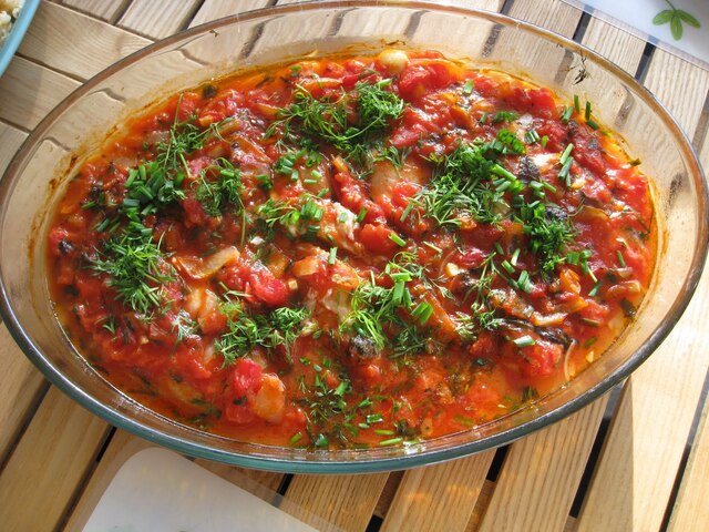 Fisk i tomat med basmatiris.