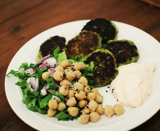 veganska potatis- & ärtplättar med basilika.