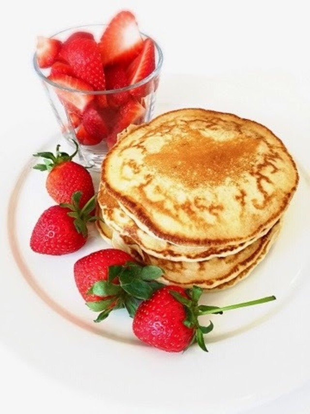 Amerikanska pannkakor med grädde och färska jordgubbar