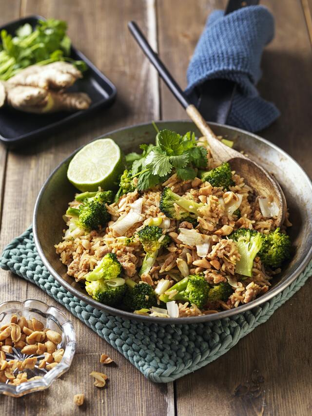 Stekt ris med kycklingfärs och broccoli