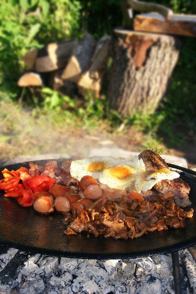 Muurikka – Brunch med färsbiffar, paprika och korv. Ägg & bacon… Och kantareller!