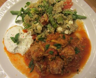 Lammfärsbullar i tomatsås med krämig Quinoatabbouli