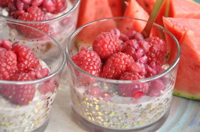 Overnight oats med hallon och granatäpple