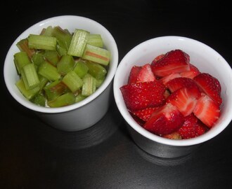 Rabarber- och jordgubbspaj med marängtäcke