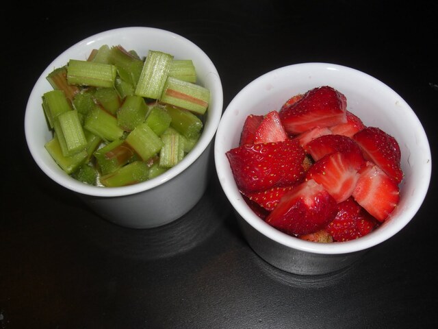 Rabarber- och jordgubbspaj med marängtäcke