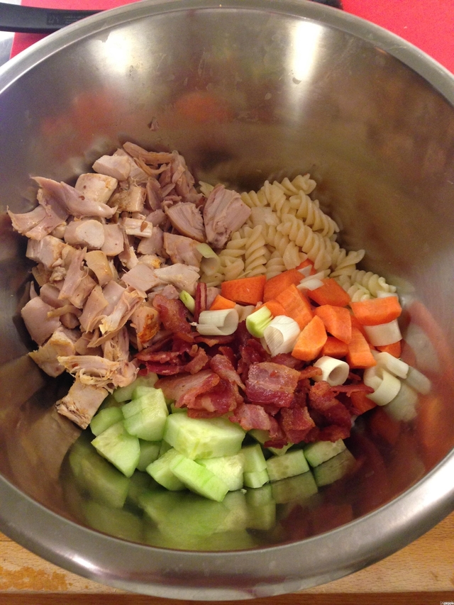 Pastasallad med kyckling, bacon och grönsaker (Pasta salad with chicken, bacon and vegetables)