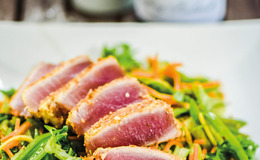 Snabbhalstrad sesamkryddad tonfisk på kryddhet salladsbädd