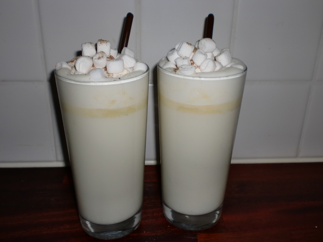 Vit varmchoklad med vanilj, grädde, kanel och minimarshmallows