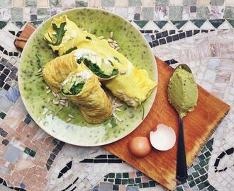 Omelettpannkaka med avokadohummus, keso och zucchini