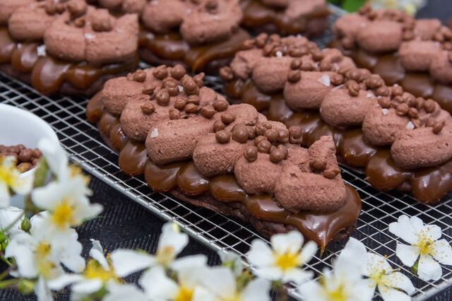 Dulce de leche eclairs med chokladgrädde & crunchy kulor