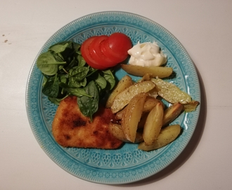 Vegansk schnitzel, klyftpotatis och majonnäs.