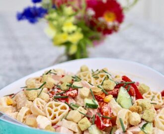 Pastasallad med kassler, fetaost och soltorkade tomater