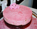 Halloncheesecake med kladdkakebotten och daim