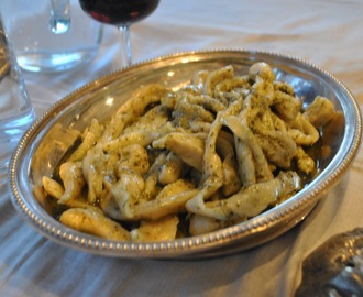Recept till Italiensk fyrarätters:Pestopasta, Ravioli med lax och mascarpone salsicca och chokladmousse