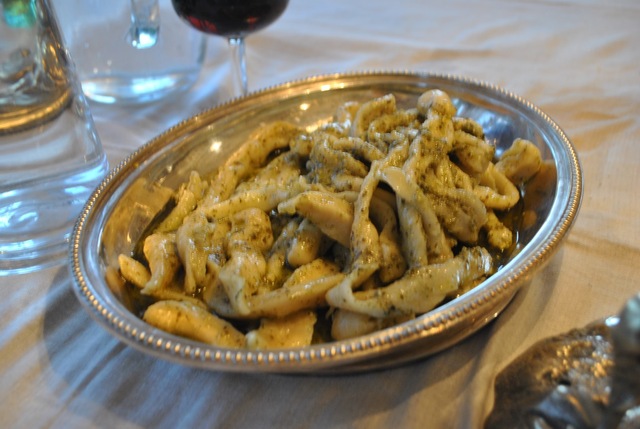 Recept till Italiensk fyrarätters:Pestopasta, Ravioli med lax och mascarpone salsicca och chokladmousse