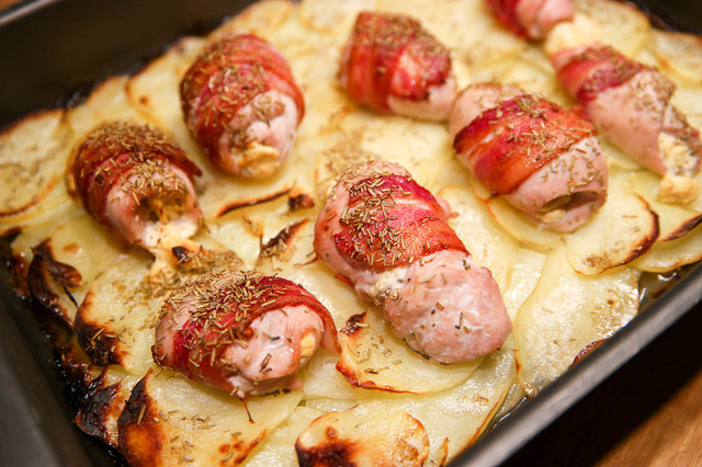Baconlindad kycklingrullader på potatisbädd