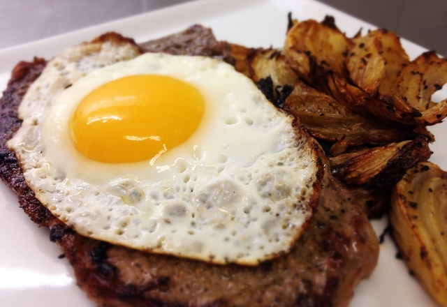 Entrecôte med stekt ägg och rostad fänkål