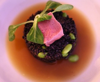 Kalvfilé, risotto negro, edamame och skogsconsommé