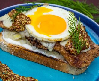 Schnitzel sandwich med pepparrotskräm, surkål, stekt ägg & gammaldags senap