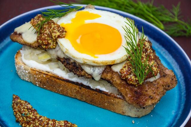 Schnitzel sandwich med pepparrotskräm, surkål, stekt ägg & gammaldags senap