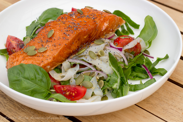 Fräsch och enkel sallad med varmrökt lax