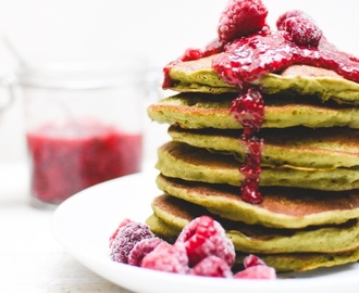 Bananpannkakor med matcha pulver och hallon chia sylt