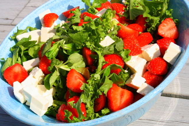 Söt sommarsallad med jordgubbar