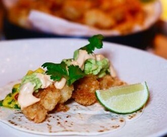 Tacos med pankofriterade räkor, mangosallad, guacamole & chilimajjo.