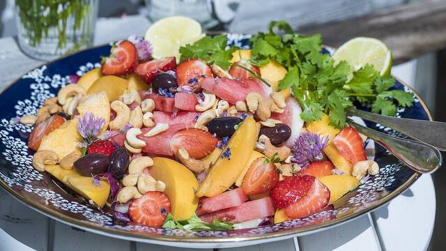 Vattenmelonsallad med jordgubbar, lime & cashewnötter