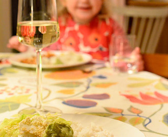 Asiatisk lax med avokadokräm och gurk- och blomkålssallad