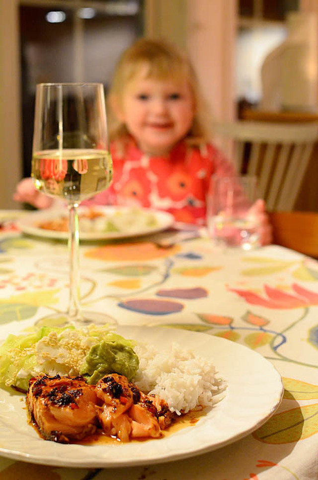 Asiatisk lax med avokadokräm och gurk- och blomkålssallad