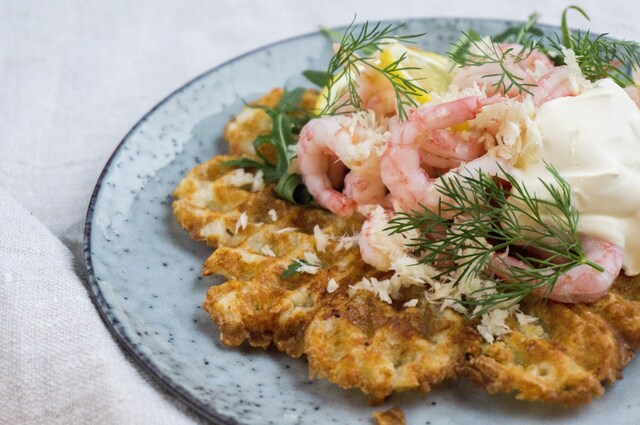 Halloumivåfflor med räkor, smetana och pepparrot | Foodfolder - Vin, matglädje och inspiration!