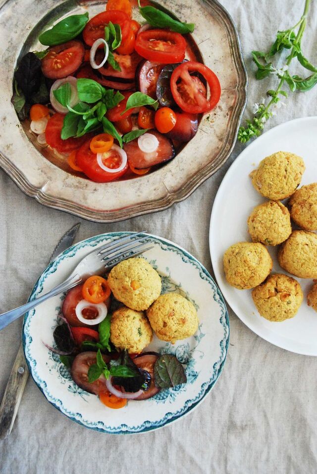 Bakade bönbollar med tomatsallad