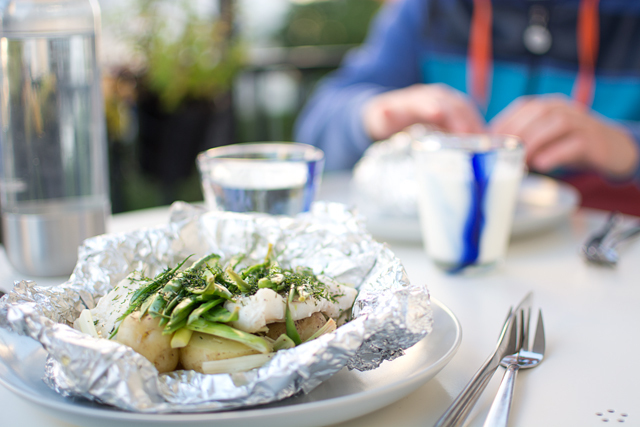 Somriga fiskpaket på grillen (eller i ugnen)