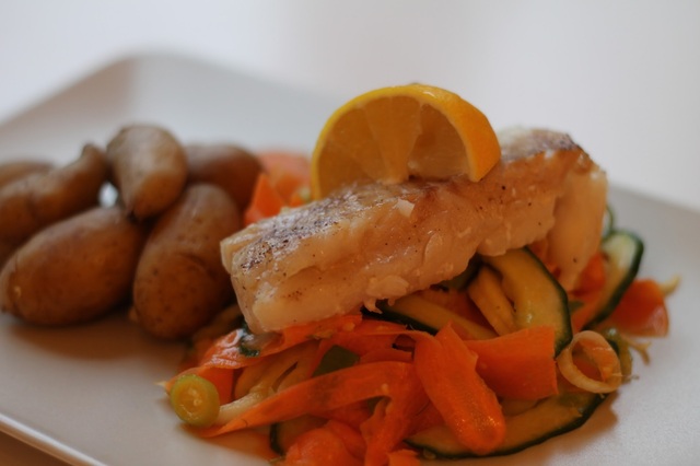 Ugnsstekt torsk med mandelpotatis och asiatisk sallad