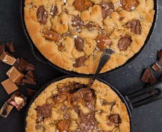 Chocolate chip cookie skillet pie med mrs curlie´s fudge