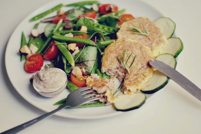 Tonfiskbiffar med tahini-sås & grönt