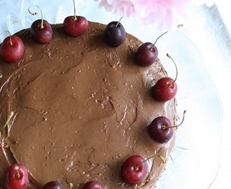 Glutenfri choklad- och hasselnötstårta med jordnötssmörsfrosting