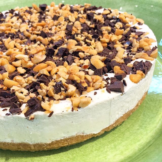 LCHF Snickers Cheesecake med chokladtwirl