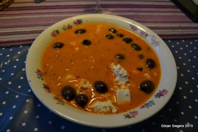 Tomatsoppa med ost och oliver