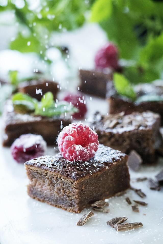 Chokladkaka med färska hallon